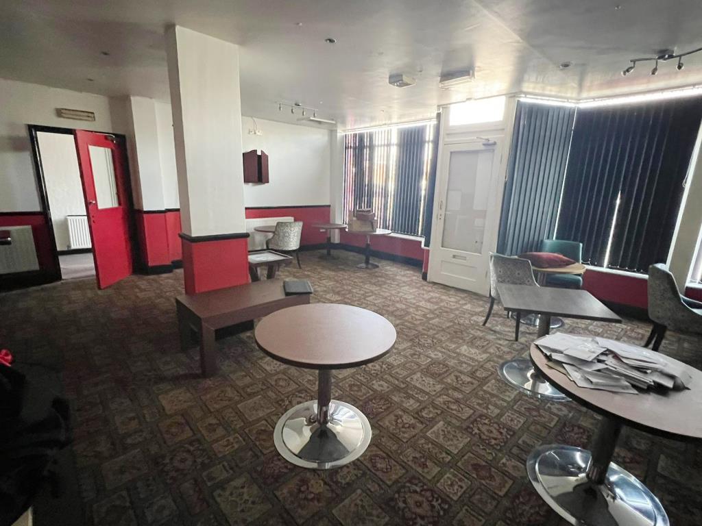 Lot: 119 - MIXED COMMERCIAL AND RESIDENTIAL INVESTMENT PROPERTY - Main bar area in the pub with entrance door and windows to front